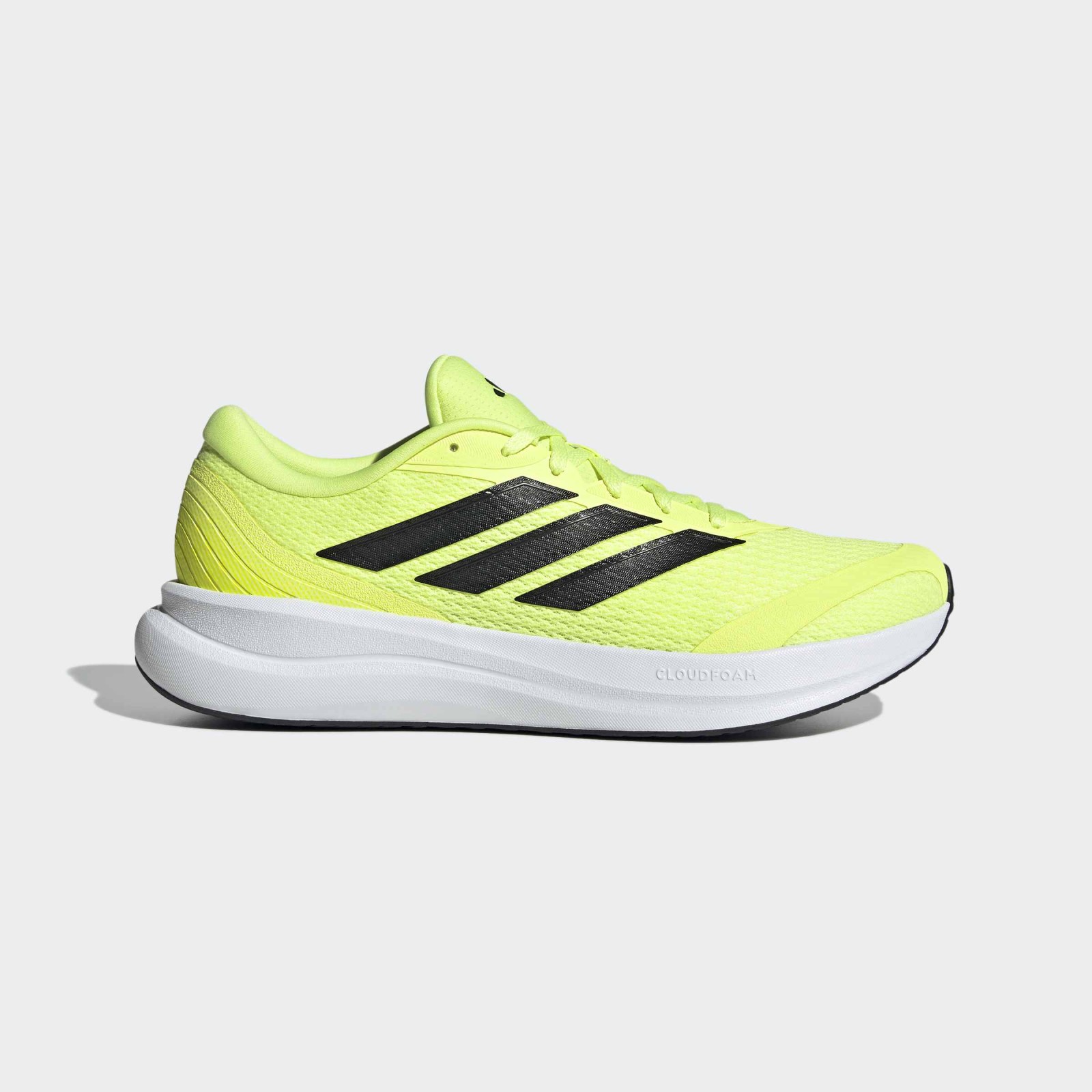 adidas M RUNFALCON 6 SHOES 45 1/3. Kráčaj, ako keby si kráčal po obláčiku, a nestaraj sa o kilometre Či už ťa čaká ranné kardio alebo celodenný maratón po meste, topánkyadidasRunfalcon 6 ťa nesklamú. Sú navrhnuté tak, aby ti poskytli stabilitu, ľahkosť a hlavne štýl. Zabudni na unavené nohy a uži si každý krok naplno. Výhody  Odpruženie Cloudfoam: Mäkký došlap, vďaka ktorému sa budeš cítiť, ako keby si kráčal/a po obláčikoch. Ľahkosť a priedušnosť: Kombinácia textilu a syntetických materiálov zabezpečí, že tvoje nohy budú neustále svieže. Podošva, ktorá drží: Odolná guma ťa spoľahlivo udrží na ceste aj na mestskom chodníku. Ikona dizajnu: Čistý vzhľad s 3 pruhmi, ktorý perfektne ladí so športovým aj ležérnym outfitom.   Jedna obuv na beh aj na kávu. Pridaj ju do košíka a vyraz s ľahkosťou v ústrety novému dňu.Vrch - textília a syntetika  Ponúka výhodný pomer priedušnosti a odolnosti. Textília je dobre priedušná, ale zároveň ponúka zvýšenú odolnosť proti oderu a vplyvom. Je navyše na strategických miestach spevnená syntetickými prekryvmi, ktoré topánku spevňujú, robia ju odolnejšou a chránia tvoje nohy.Medzipodošva - Cloudfoam  Kto nevyskúšal, nepochopí. Pena Cloudfoam sa vyznačuje vynikajúcou tlmiacou schopnosťou a ľahkosťou. Tenisky sú tak extrémne pohodlné, pružné a skoro nič nevážia.Podrážka - guma  S gumovou podrážkou sa proste nedá nič pokaziť. Dlho vydrží, ľahko sa čistí a má skvelú trakciu.