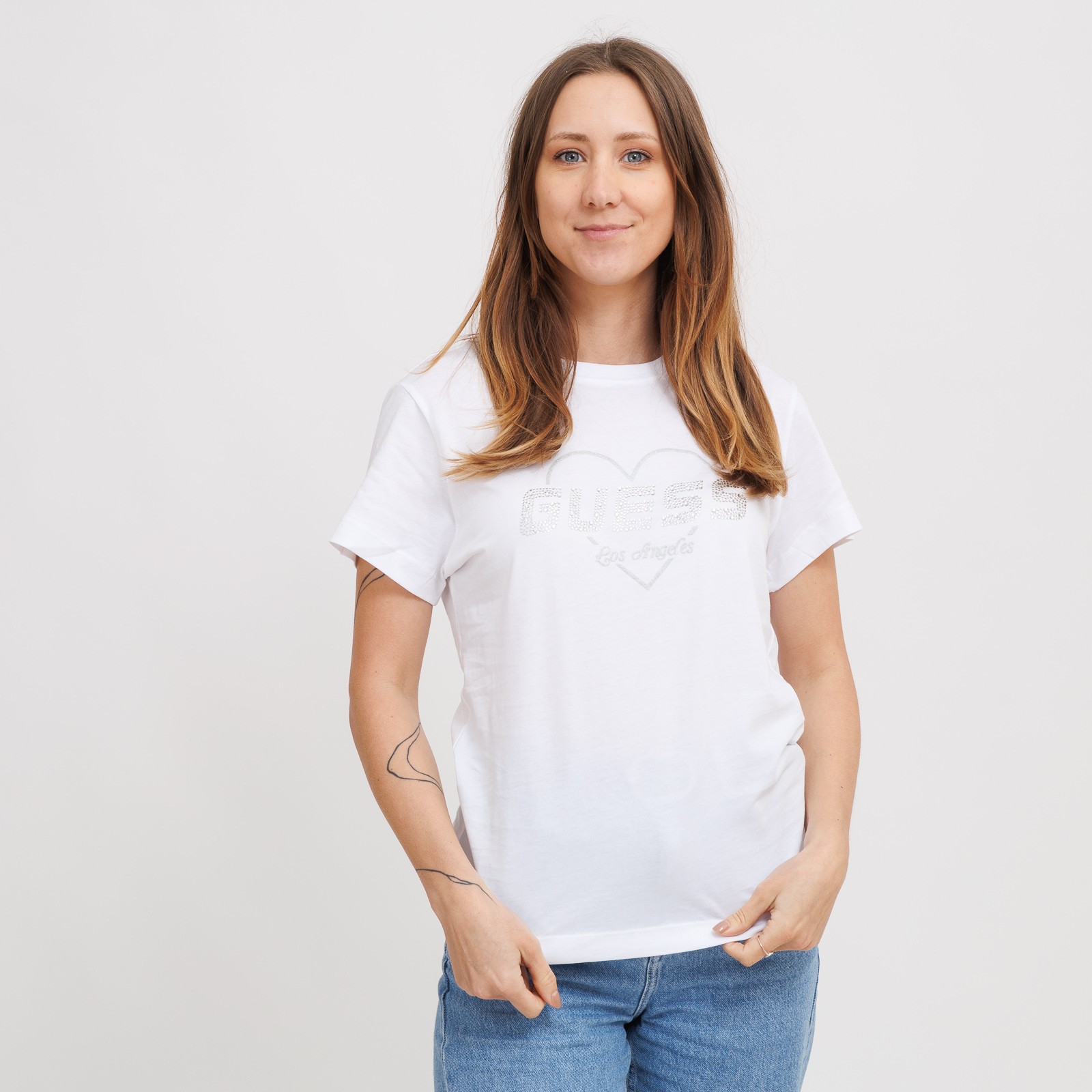 Guess Narciso CN T-shirt M. Láska na prvý pohľad Romantika sa stretáva so štýlom. Dámske tričko Guess  Narciso CN z vysokokvalitnej organickej bavlny zaujme na prvý pohľad - logo Guess v tvare srdca doplnené nápisom Los Angeles, všetko žiarivo zdobené jemnými kamienkami. Úzky strih lichotí postave a dodáva tričku ženský nádych. Výhody  100 % organická bavlna - prirodzené pohodlie a mäkkosť. Slim fit strih - perfektnesedí a zvýrazňuje siluetu. Štýlové logo - v tvare srdca s kamienkami a nápisom Los Angeles. Ideálne na každodenné nosenie aj na špeciálne príležitosti.    CN je tričko, ktoré v sebe nesie nielen štýl, ale aj emócie. Vyčarí vám úsmev na tvári - na vás aj na vašom oblečení.