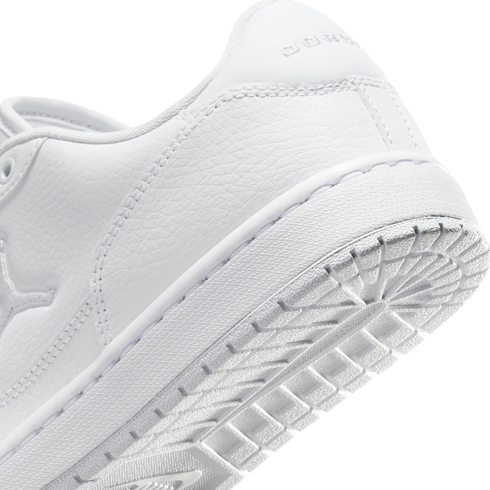 Jordan WMNS COURT CONNECT LOW 38.