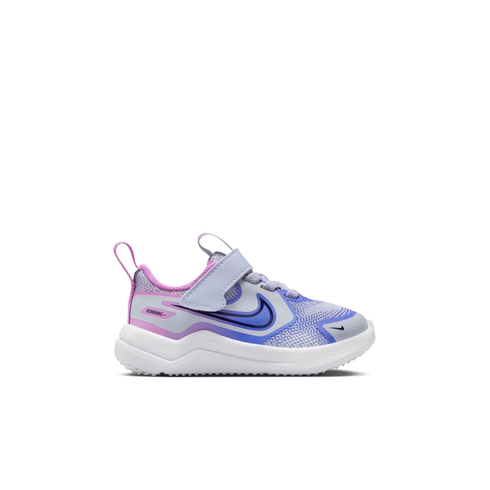 Nike Baby Cosmic Runner 25. Ľahká a rýchla obuv pre mladých bežcov S bežeckou obuvou Nike Cosmic Runner sa deti môžu ľahko a pohodlne pustiť do akéhokoľvek dobrodružstva. Priedušný zvršok zo sieťoviny udrží nohy v suchu, zatiaľ čo penová medzipodrážka poskytuje mäkké odpruženie pre pohodlie pri každom kroku. Odolná gumová podrážka s výrazným vzorom zaručuje dokonalú trakciu na akomkoľvek povrchu, či už beháte v parku alebo v uliciach mesta. Výhody  Priedušný zvršok: ľahká sieťovina pre optimálne vetranie a pohodlie. Pružné odpruženie: penová medzipodrážka poskytuje mäkký došľap a podporu. Odolná podrážka: Dvojdielna gumová podrážka pre skvelú trakciu a odolnosť. Štýlová farebná kombinácia na každodenné nosenie a šport.   S teniskami Nike Cosmic Runner sa každé detské dobrodružstvo stane ešte zábavnejším - ideálna obuv pre malých milovníkov pohybu!Horná Sieťovina. Je taká ľahká, že ani nebudete vedieť, že ju máte na sebe. A okrem toho vám poskytne potrebnú oporu presne tam, kde ju potrebujete.Medzipodrážka  Penová medzipodrážka je ako vankúš pre vaše nohy - mäkká, pružná a pripravená tlmiť akýkoľvek náraz. Vďaka nej sa budete cítiť, akoby ste bežali na obláčiku, aj keď asfalt pod nohami nie je práve najjemnejší. Navyše vracia energiu, takže vás pri každom kroku trochu nakopne vpred!Podrážka - guma  S gumovou podrážkou sa proste nedá nič pokaziť. Dlho vydrží, ľahko sa čistí a má skvelú trakciu.