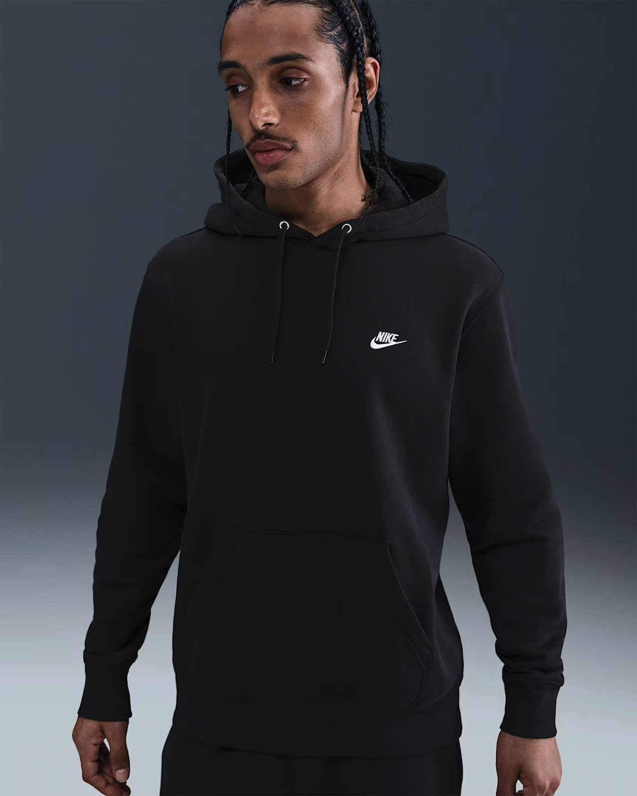 Nike Club M. Nike Club Fleece - klasika, ktorá vás nesklame! Hľadáte mikinu, ktorá vás zahreje, bude vyzerať skvele a ešte aj vydrží? Nike Club Fleece je presne to pravé. Ľahký fleece, pohodlný strih a štýl, ktorý nikdy nevyjde z módy. Výhody  Mäkký fleece - teplo a pohodlie, nech ste kdekoľvek. Voľný strih - ideálny na vrstvenie a pohyb. Prispôsobená kapucňa - stiahnite si ju podľa potreby. Klokanie vrecko - udrží vaše ruky v teple a umožní vám uschovať si potrebné veci.   Nike Club Fleece je jednoducho stávka na istotu. Hoďte si ju na seba a ste pripravení na všetko!