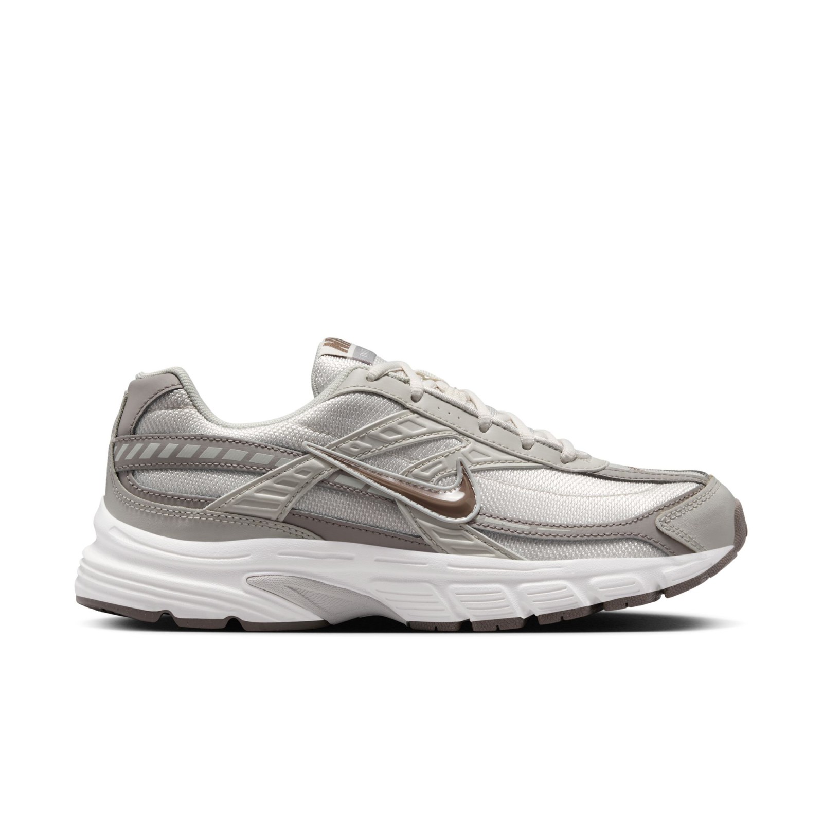 Nike Initiator 37,5. Nike Initiator: Pohodlie a podpora na každom kroku S topánkami Nike Initiator si môžeš užívať pohodlnú podporu pri každom behu. Priedušný zvršok a mäkké odpruženie ti dodajú sebavedomie pri každom kroku. Výhody  Podporné prekrytia pomáhajú udržať nohu na svojom mieste Mäkká podšívka zvyšuje komfort Penová medzipodrážka poskytuje mäkké odpruženie Flexné drážky v podrážke umožňujú voľný pohyb  Priprav sa na pohodlný beh s Nike Initiator!Horná Sieťovina. Je taká ľahká, že ani nebudete vedieť, že ju máte na sebe. A okrem toho vám poskytne potrebnú oporu presne tam, kde ju potrebujete.Vrch - textília  Textilné vrchy sú úplne ideálne pre svoju priedušnosť do teplejších dní. Len pozor na odieranie, s odolnosťou je to trochu horšie ako napríklad pri koži.Medzipodošva - Phylon  Phylon je odľahčená, nízkoprofilová a responzívnejšia verzia klasickej EVA medzipodošvy. Každý krok v týchto topánkach tak bude ľahší a energickejší.  Podrážka - guma  S gumovou podrážkou sa proste nedá nič pokaziť. Dlho vydrží, ľahko sa čistí a má skvelú trakciu.