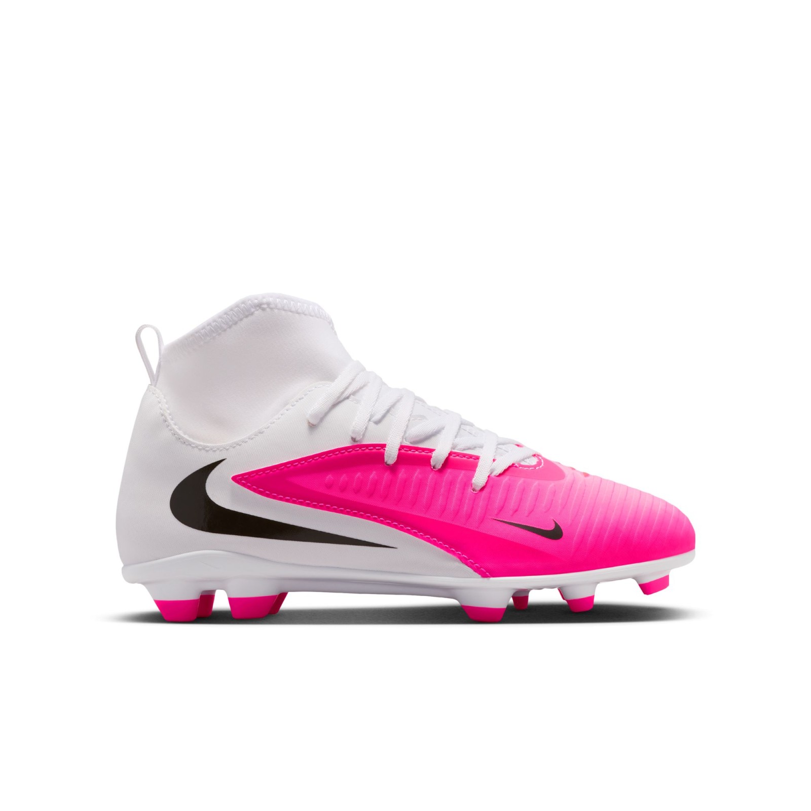 Nike Jr. Phantom 6 Club 35,5. Buďte presní ako vždy Pánske kopačky Nike Phantom 360 Club FG/MG sú ideálnou voľbou pre hráčov, ktorí chcú ovládať loptu a podávať presné prihrávky. Textúrovaný zvršok vám pomôže lepšie cítiť loptu a nízky profil topánky vám poskytne stabilitu aj pri tých najrýchlejších zmenách smeru. Podrážka FG/MG je navrhnutá tak, aby vyhovovala prírodnej tráve aj umelým povrchom. Výhody ▪ Textúrovaný zvršok. Pomáha pri lepšej kontrole lopty počas spracovania a streľby.▪ Nízky profil a dobré priľnutie k nohe. Pre väčšiu stabilitu a rýchle pohyby.▪ Univerzálna podrážka FG/MG. Na pevné prírodné a umelé povrchy.▪ Pohodlná konštrukcia. Udržuje chodidlo v pohodlí aj počas dlhodobých zápasov.  vám dodá istotu pri každom dotyku s loptou - nech už hráte kdekoľvek.   Tip: Ak neviete, ako si vybrať správne kopačky, pozrite si náš článok, ktorý vám pomôže s výberom.