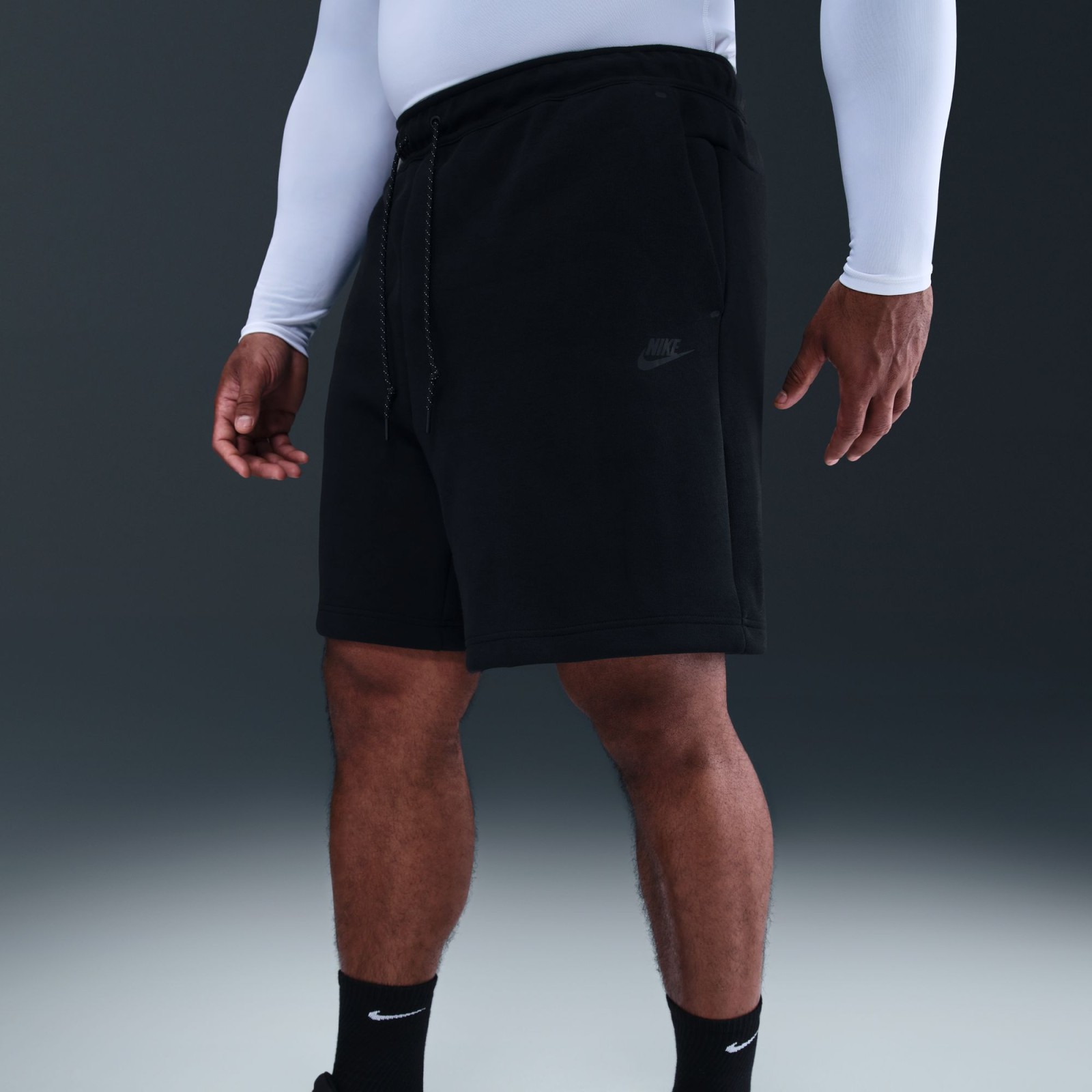Nike M Tech Fleece Shorts L. Pohodlie v luxusnom balení, ktoré má štýl Zabudni na obyčajné domáce šortky. Tietofleecové šortky z rady NikeTech ťa nadchnú svojím neuveriteľne hladkým materiálom a voľným strihom, ktorý perfektne sedí. Sú stvorené pre dni, keď chceš maximálny komfort, ale odmietaš ustúpiť zo svojho prepracovaného streetového štýlu. Výhody  Obojstranný fleece: Materiál je hladký zvonku aj zvnútra, vďaka čomu sa na pokožke cíti božsky. Vrecko Nike Tech: Typický detail so zosilneným lemom, ktorý bezpečne ukryje tvoje cennosti. Pás na mieru: Elastický pás so sťahovacou šnúrkou a zarážkou si môžeš prispôsobiť presne podľa seba. Voľný strih: Štandardný strih v oblasti sedacej časti a stehien pre absolútnu voľnosť pohybu.   Prémiový chill, ktorý jednoducho musíš zažiť.