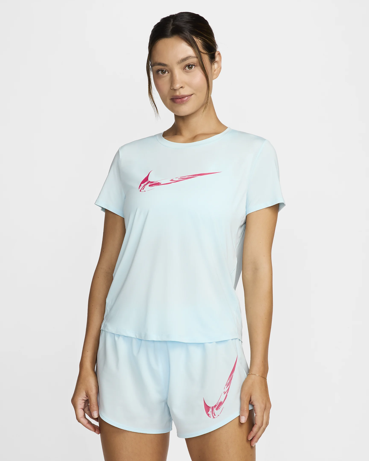 Nike One Womens Dri-FIT Short-Sleeve Graphic Running Top L. Nike One Swoosh W - Bežecké tričko Dámske bežecké tričko Nike One Swoosh prináša štýl a pohodlie na každom vašom kroku. Je vyrobené z hladkej a veľmi ľahkej tkaniny, ktorá vás nebude obmedzovať ani pri náročných aktivitách. Vďaka technológii Nike Dri-FIT zostanete vždy svieža a v suchu, či už bežíte svoju obľúbenú trasu, alebo trávite aktívny deň. Výhody  Celodenné pohodlie: ultraľahký a elastický materiál vám umožní voľný pohyb. Technológia Dri-FIT. Štýlový dizajn: moderný vzhľad s ikonickým logom Swoosh dodá vášmu outfitu šmrnc.   Tričko Nike One Swoosh W je ideálnou voľbou pre každú ženu, ktorá hľadá funkčné oblečenie bez kompromisov v oblasti dizajnu.Technológia Dri-FIT. Inovatívna polyesterová tkanina navrhnutá tak, aby vás udržala v suchu a vy ste mohli dlhšie naplno športovať. Jedinečná, vysoko funkčná konštrukcia z mikrovlákna Dri-FIT podporuje prirodzený chladiaci systém tela tým, že odvádza pot a rozvádza ho po povrchu oblečenia, aby sa rýchlo odparoval. Oblečenie Dri-FIT funguje najlepšie ako základná vrstva alebo pri samostatnom nosení - priamy kontakt s telom vás udrží v suchu. Materiál Dri-FIT sa tiež dokáže vysporiadať s potom počas celej životnosti odevu  .