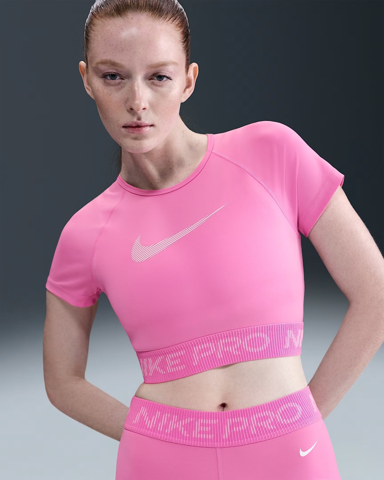 E-shop Nike Pro Womens Dri-FIT Short-Sleeve Cropped Graphic Top