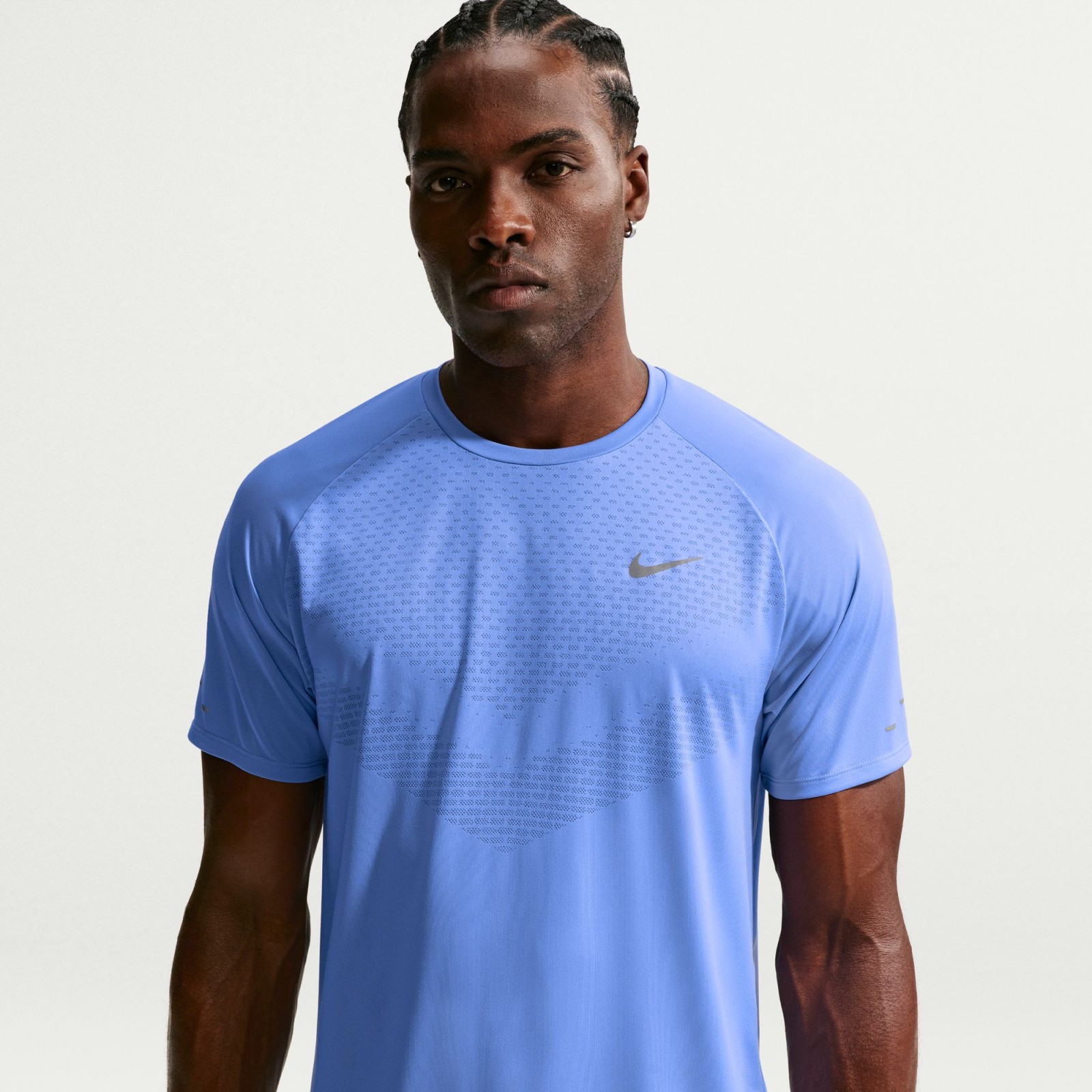 Nike Stride S. Tričko, ktoré udáva tempo Keď bežíte na plné obrátky, pánske tričko Nike Stride Dri-FIT ADV vás nesklame. Ľahký materiál s technológiou Dri-FIT ADV sa postará o pot a pohodlie, zatiaľ čo raglánový strih rukávov vám poskytne voľnosť tam, kde ju naozaj potrebujete. A vďaka reflexným prvkom vás nikto neprehliadne - ani po zotmení. Výhody ▪︎ Technológia Dri-FIT ADV: udrží vás v suchu aj pri vysokých teplotách▪︎ Ultraľahký materiál: dobre odvetráva a nezaťažuje vás▪︎ Raglánové rukávy: Pohyb bez obmedzenia▪︎ Reflexné detaily: Bežte bezpečne aj v tme Vybavte sa pánskym tričkom Nike Stride Dri-FIT ADV a nechajte sa ním poháňať vpred pri každom kroku.Technológia Dri-FIT. Inovatívna polyesterová tkanina navrhnutá tak, aby vás udržala v suchu a vy ste mohli dlhšie naplno športovať. Jedinečná, vysoko funkčná konštrukcia z mikrovlákna Dri-FIT podporuje prirodzený chladiaci systém tela tým, že odvádza pot a rozvádza ho po povrchu oblečenia, aby sa rýchlo odparoval. Oblečenie Dri-FIT funguje najlepšie ako základná vrstva alebo pri samostatnom nosení - priamy kontakt s telom vás udrží v suchu. Materiál Dri-FIT sa tiež dokáže vysporiadať s potom počas celej životnosti odevu  .