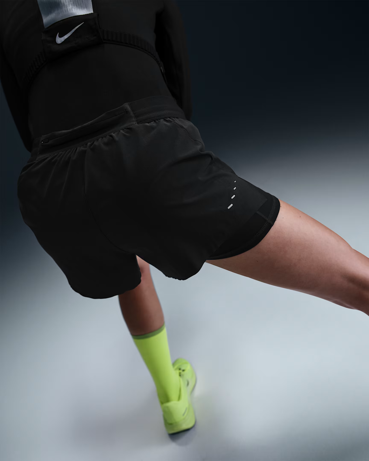 Nike Swift Womens Dri-FIT Mid-Rise 2-in-1 Running Shorts M.