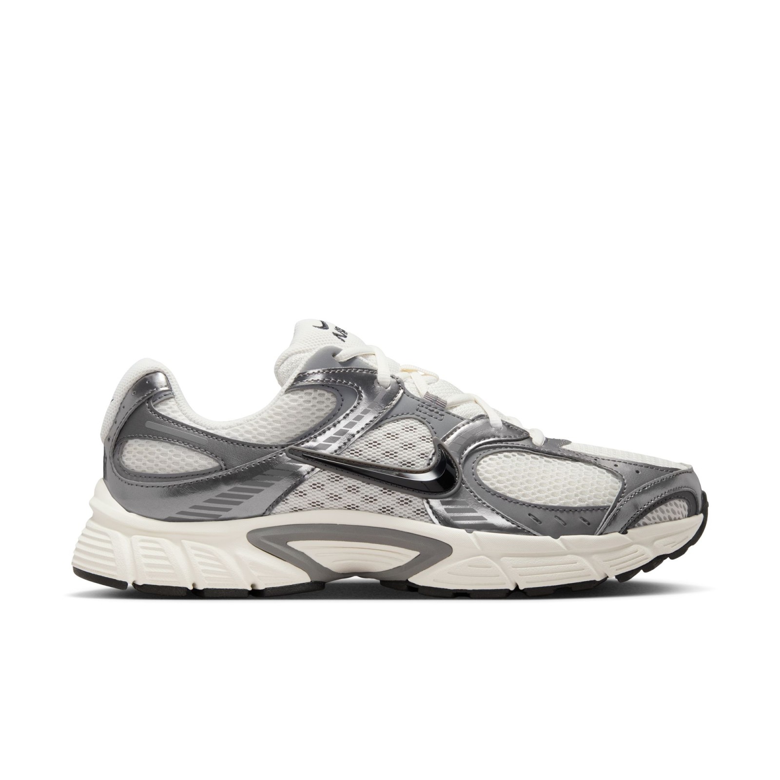 Nike V5 RNR Shoes 42. Tenisky s návratom do budúcnosti Hľadáte pohodlie aj štýl, ktorý vás vystrelí späť do roku 2000? Tenisky Nike V5 RNR kombinujú retro detaily s modernou technológiou odpruženia. Penová medzipodrážka vám zaistí pohodlie po celý deň, zatiaľ čo vďaka odvážnym prvkom na zvršku budete stredobodom pozornosti. Ikonická, odvážna a prekvapivo všestranná. Výhody ▪︎ Ľahká penová medzipodrážka: pohodlie, na ktoré sa môžete spoľahnúť▪︎ Retro silueta: dizajn, ktorý upúta pozornosť▪︎ 3D Swoosh: moderný detail, ktorý dodáva topánke šmrnc▪︎ Gumová podrážka: skvelá trakcia a odolnosť na každodenné nosenie Obujte si tenisky Nike V5 RNR a ukážte, že na nohách môžete nosiť minulosť aj budúcnosť.Vrch - textília a syntetika  Ponúka výhodný pomer priedušnosti a odolnosti. Textília je dobre priedušná, ale zároveň ponúka zvýšenú odolnosť proti oderu a vplyvom. Je navyše na strategických miestach spevnená syntetickými prekryvmi, ktoré topánku spevňujú, robia ju odolnejšou a chránia tvoje nohy.Medzipodošva - Phylon  Phylon je odľahčená, nízkoprofilová a responzívnejšia verzia klasickej EVA medzipodošvy. Každý krok v týchto topánkach tak bude ľahší a energickejší.  Podrážka - guma  S gumovou podrážkou sa proste nedá nič pokaziť. Dlho vydrží, ľahko sa čistí a má skvelú trakciu.
