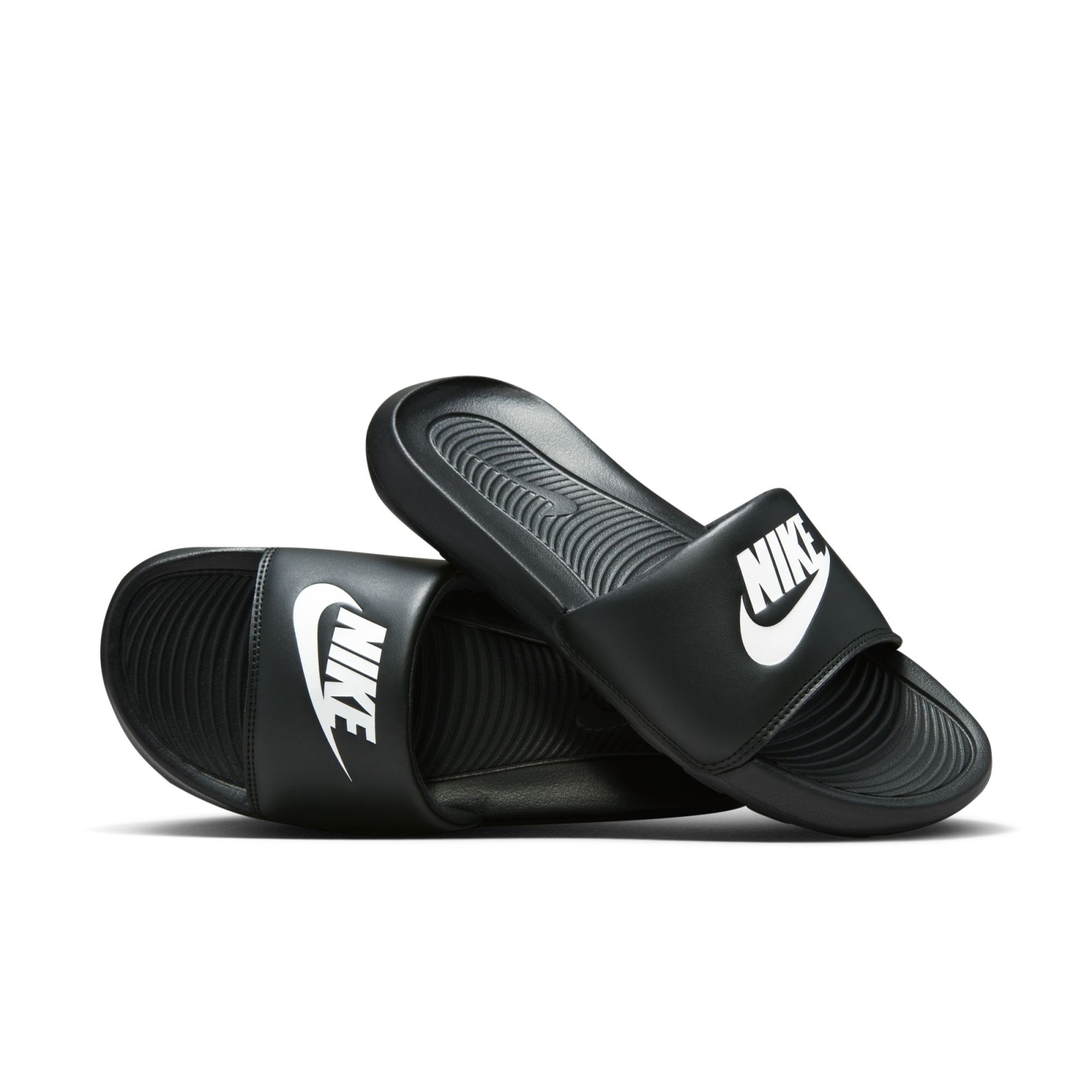 Nike Victori One 40,5. Nike Victori One Objavte jednoduchosť a komfort v šľapkách Nike Victori One za skvelú cenu. Tieto papuče ponúkajú dokonalé spojenie štýlového vzhľadu a pohodlia, ktoré potrebujete na relaxáciu po celom dni. Pantofle Nike Victori One sú vyrobené z ľahkých a priedušných materiálov, ktoré poskytujú vetranie a udržujú vaše nohy svieže aj počas teplých dní.Pantofle majú anatomickú stielku, ktorá sa prispôsobí tvaru vašej nohy a poskytne vám väčšie pohodlie pri chôdzi. Nike Victori One si zachováva ikonický jednoduchý dizajn značky Nike. Sú k dispozícii v rôznych farebných variantoch, takže si môžete vybrať ten, ktorý najlepšie vyhovuje vášmu osobnému štýlu.Medzipodošva - Phylon  Phylon je odľahčená, nízkoprofilová a responzívnejšia verzia klasickej EVA medzipodošvy. Každý krok v týchto topánkach tak bude ľahší a energickejší.