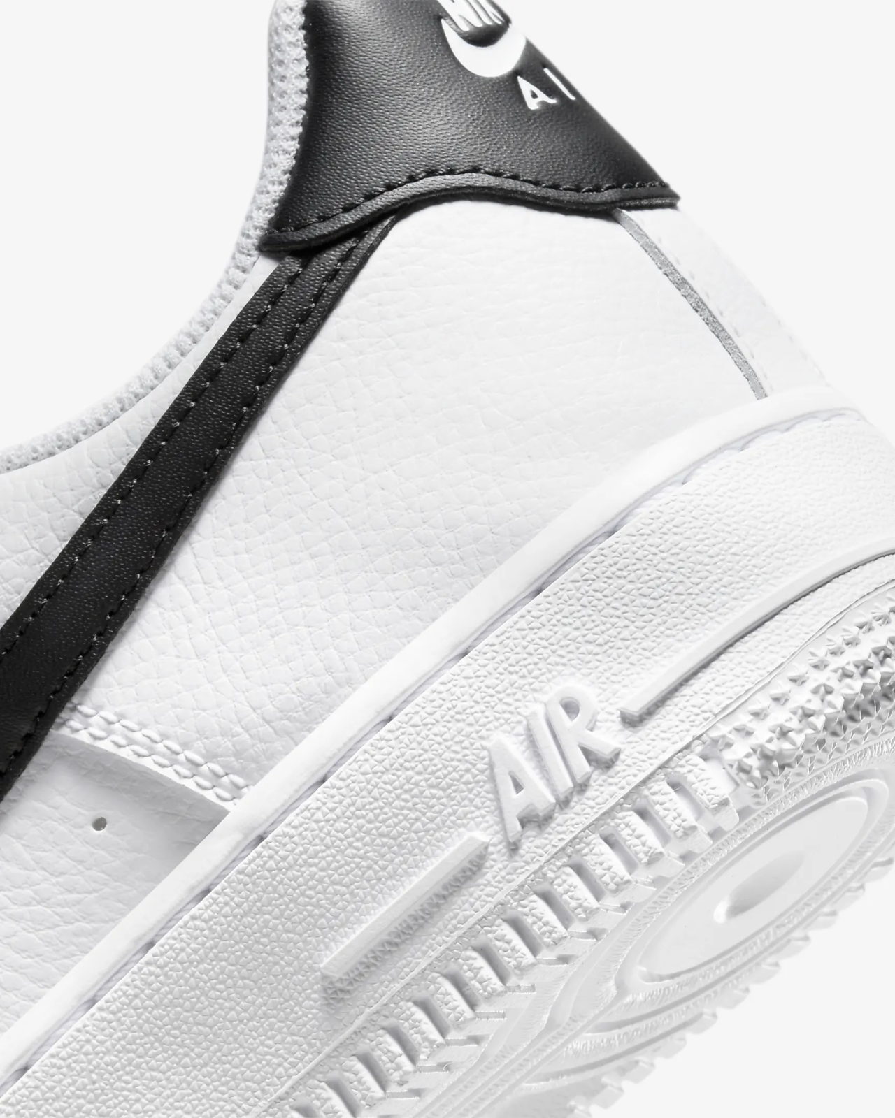 Nike WMNS Air Force 1 07 37,5.