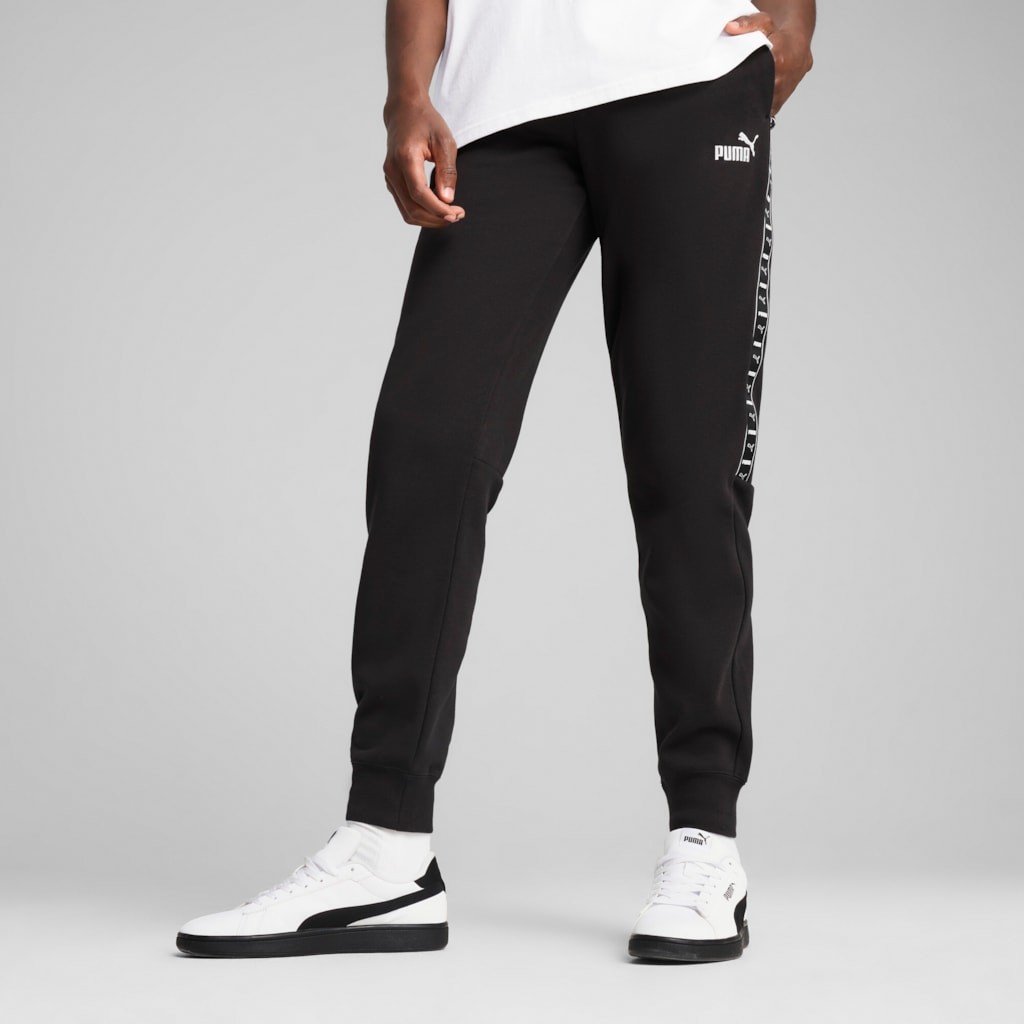 Puma ESS Tape Sweatpants FL cl M. Pohodlie a štýl v jednom balení  Dámske tepláky PumaEssentials Tape spájajú moderný dizajn s maximálnym pohodlím a sú ideálne na každodenné nosenie a športové aktivity. Vďaka elastickému pásu s vnútornou šnúrkou na stiahnutie a rebrovaným manžetám sa prispôsobia vašej postave a zabezpečia pohodlie počas celého dňa.  Výhody  Moderný dizajn: štýlové pásy s logom PUMA pozdĺž nohavíc dodávajú teplákom atraktívny vzhľad. Elastický pás s vnútornou šnúrkou na sťahovanie a rebrované manžety zabezpečujú dokonalé prispôsobenie a pohodlie. Kvalitný materiál: Flísová tkanina s počesanou vnútornou stranou poskytuje mäkkosť a teplo. Praktické detaily.   Doprajte si pohodlie a štýl s teplákmi Puma Essentials Tape - ideálnou voľbou pre váš aktívny a voľný čas.