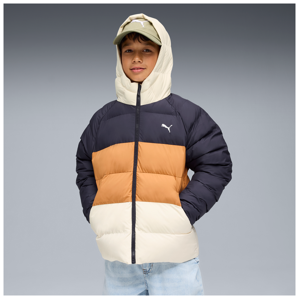 PUMA Synthetic Hooded Puffer Jacket 152. Pohodlie a štýl na zimné dni  Pufferová bunda PUMAje ideálnou voľbou do chladného počasia, keď potrebujete teplo a ochranu pred nepriaznivými vplyvmi. Je vyrobená zo 100 % recyklovaného polyesteru a spája ekologický prístup s vysokou kvalitou. Vodoodpudivá úprava vás ochráni pred ľahkým dažďom, zatiaľ čo flísová podšívka a vrecká na zips zabezpečia príjemné teplo. Elastické manžety a spodný lem zvyšujú pohodlie a chránia pred vetrom. Výhody  100 % recyklovaný polyester: ekologický materiál bez kompromisov na úkor pohodlia. Vodoodpudivá úprava: chráni pred ľahkým dažďom a vlhkosťou. Fleecová podšívka: poskytuje dodatočné teplo a mäkkosť. Vrecká na zips. Elastické manžety a spodný okraj: lepšie padnú a chránia pred vetrom.   Buďte v teple a vyzerajte štýlovo aj počas najchladnejších dní s bundou PUMA Puffer Jacket!Technológia WindCELL. Chráni vás pred vetrom, ale umožňuje vám dýchať. Zostanete v teple a suchu, aj keď fúka ako v pekle. Skvelá na šport a prechádzky, jednoducho ideálny spoločník do veterného počasia!