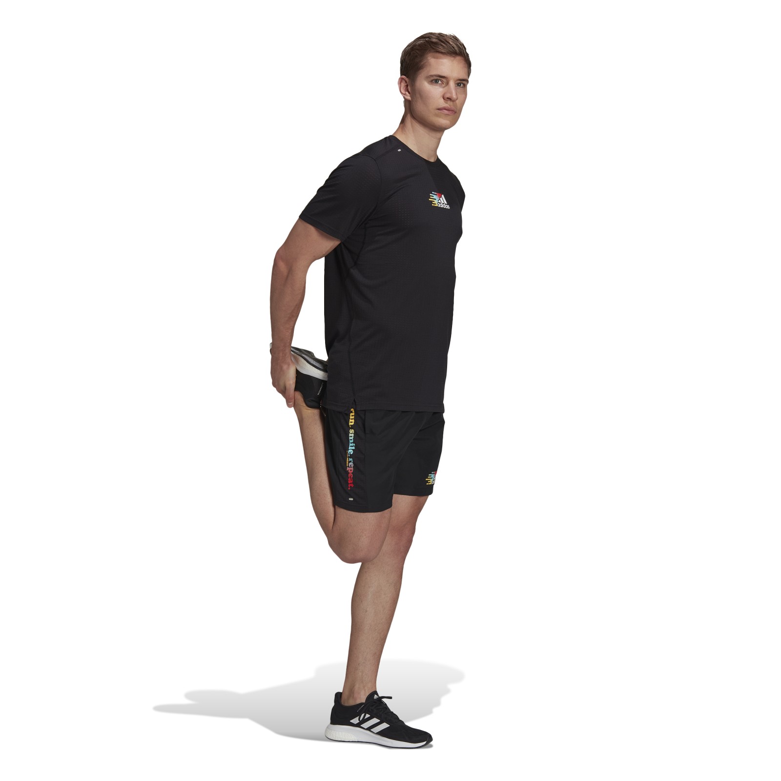 adidas Signature Shorts 2XL7.